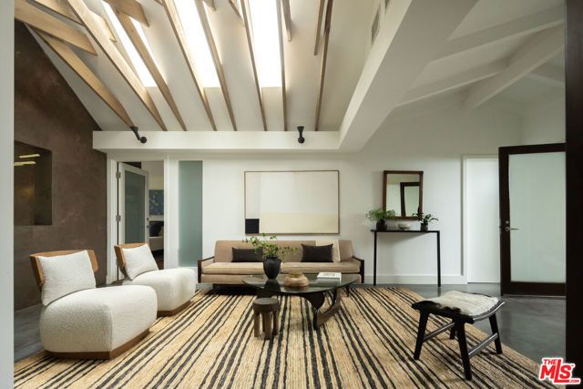 2220 Banyan Drive, Los Angeles, CA 90049