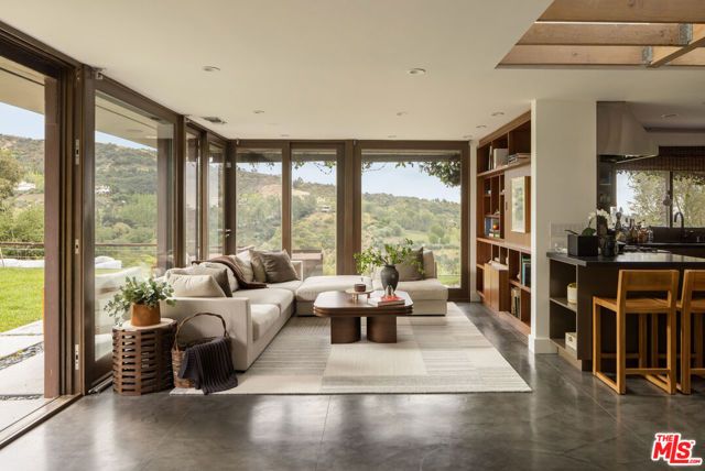 2220 Banyan Drive, Los Angeles, CA 90049