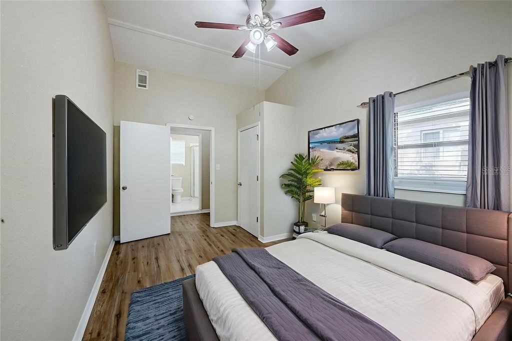 Image 10 of property listing at 5214 MONTAGUE PLACE, Orlando, FL 32808