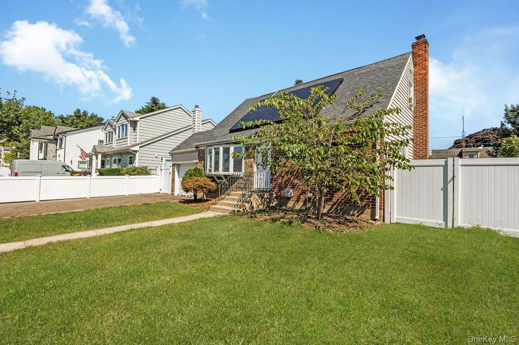 82 Pengon Circle, Carle Place, NY 11554 — photo 2