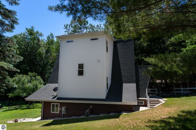 1032 Crown Point Drive, Lake Isabella, MI 48893