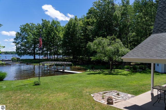1032 Crown Point Drive, Lake Isabella, MI 48893