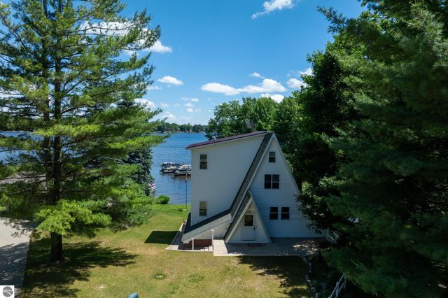 1032 Crown Point Drive, Lake Isabella, MI 48893