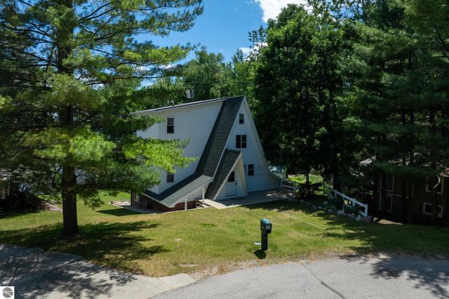 1032 Crown Point Drive, Lake Isabella, MI 48893
