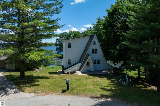 1032 Crown Point Drive, Lake Isabella, MI 48893
