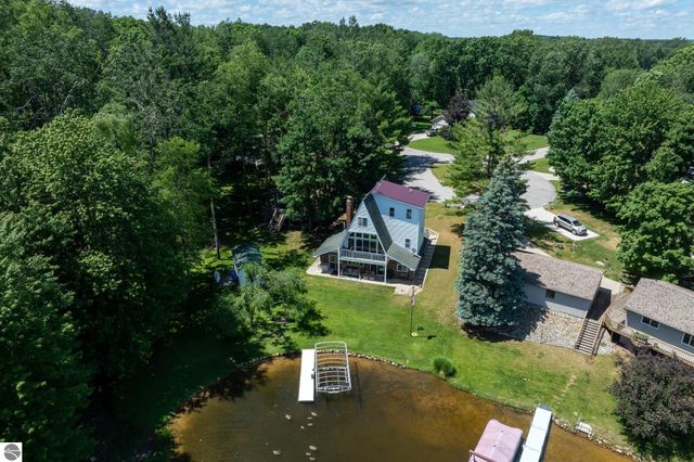 1032 Crown Point Drive, Lake Isabella, MI 48893