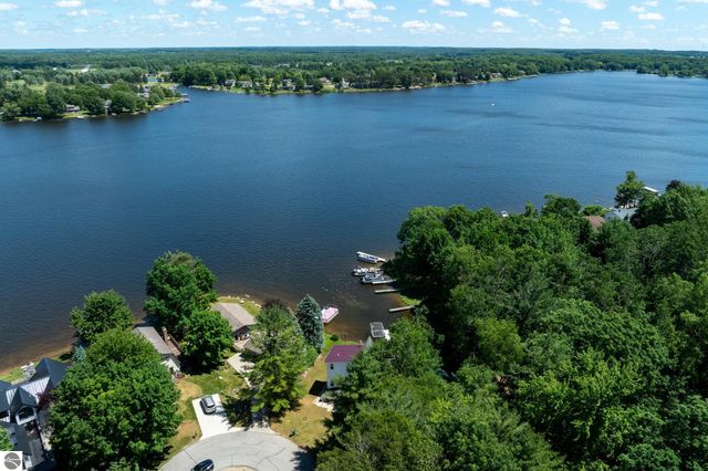 1032 Crown Point Drive, Lake Isabella, MI 48893