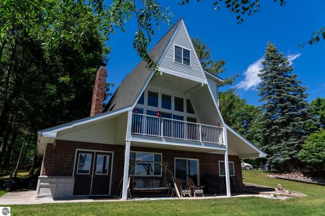 1032 Crown Point Drive, Lake Isabella, MI 48893