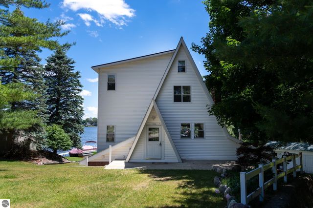 1032 Crown Point Drive, Lake Isabella, MI 48893