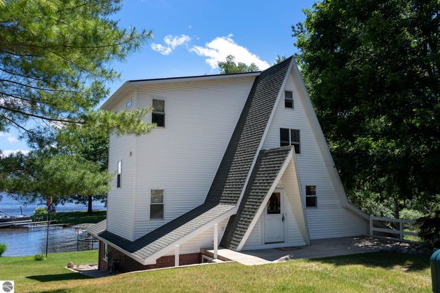 1032 Crown Point Drive, Lake Isabella, MI 48893