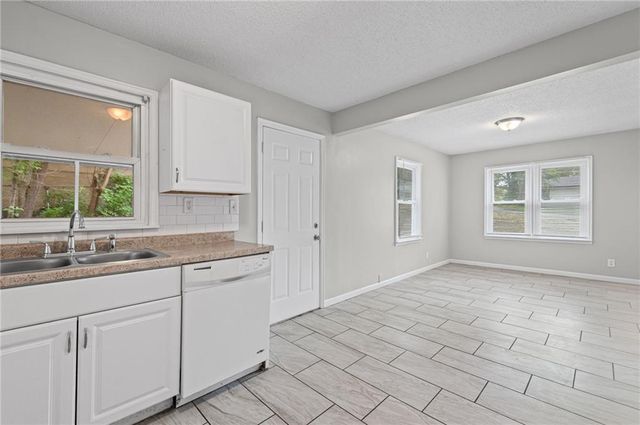11400 E 11TH Street S, Independence, MO 64054