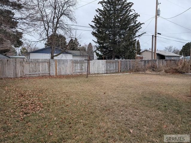 2206 Meadow Street, Idaho Falls, ID 83401