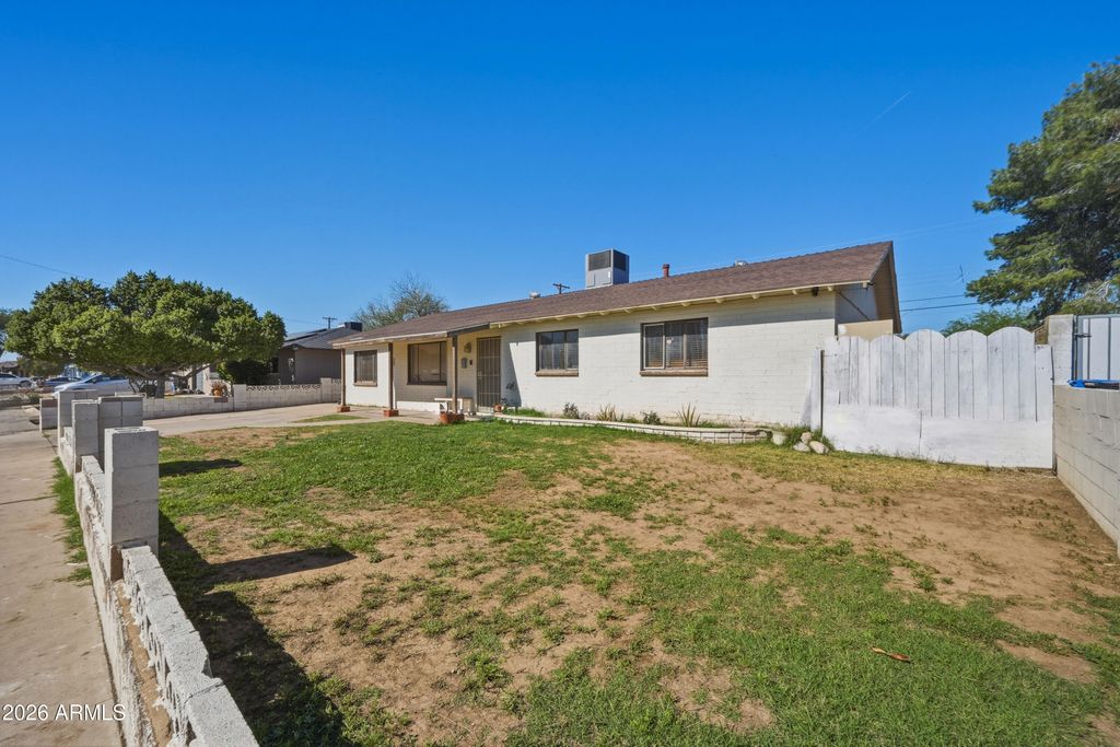 Image 10 of property listing at 4832 W EARLL Drive, Phoenix, AZ 85031