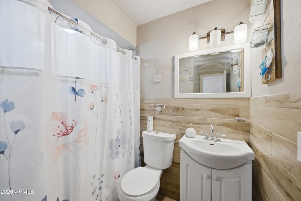 Image 11 of property listing at 4832 W EARLL Drive, Phoenix, AZ 85031