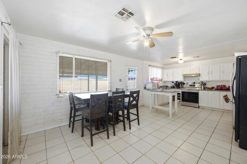 Image 12 of property listing at 4832 W EARLL Drive, Phoenix, AZ 85031