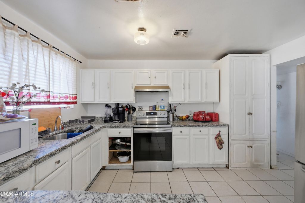 Image 13 of property listing at 4832 W EARLL Drive, Phoenix, AZ 85031