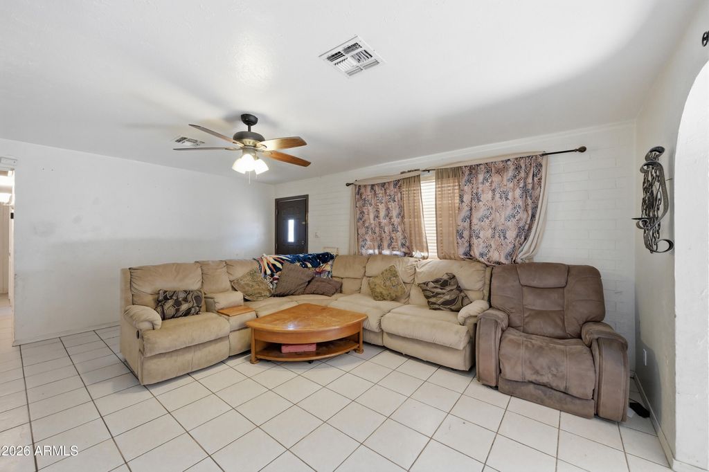 Image 14 of property listing at 4832 W EARLL Drive, Phoenix, AZ 85031