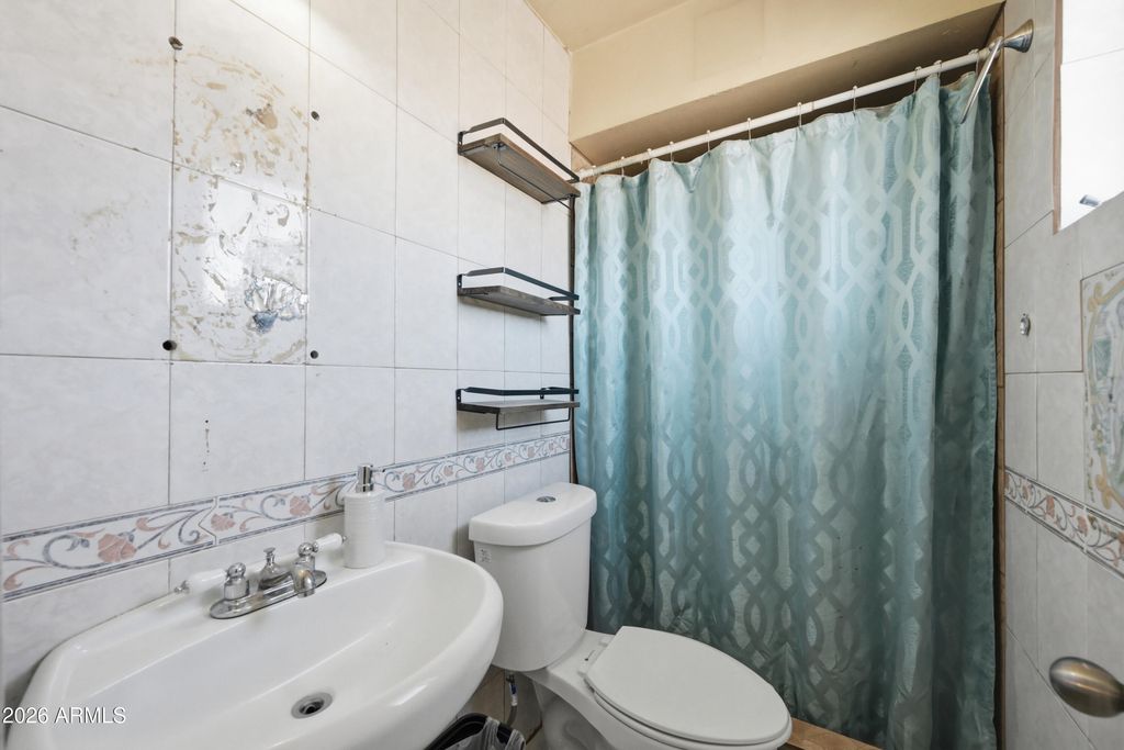 Image 15 of property listing at 4832 W EARLL Drive, Phoenix, AZ 85031