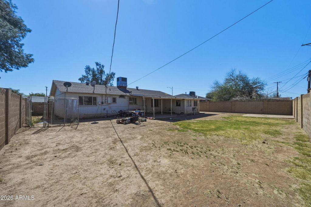 Image 17 of property listing at 4832 W EARLL Drive, Phoenix, AZ 85031