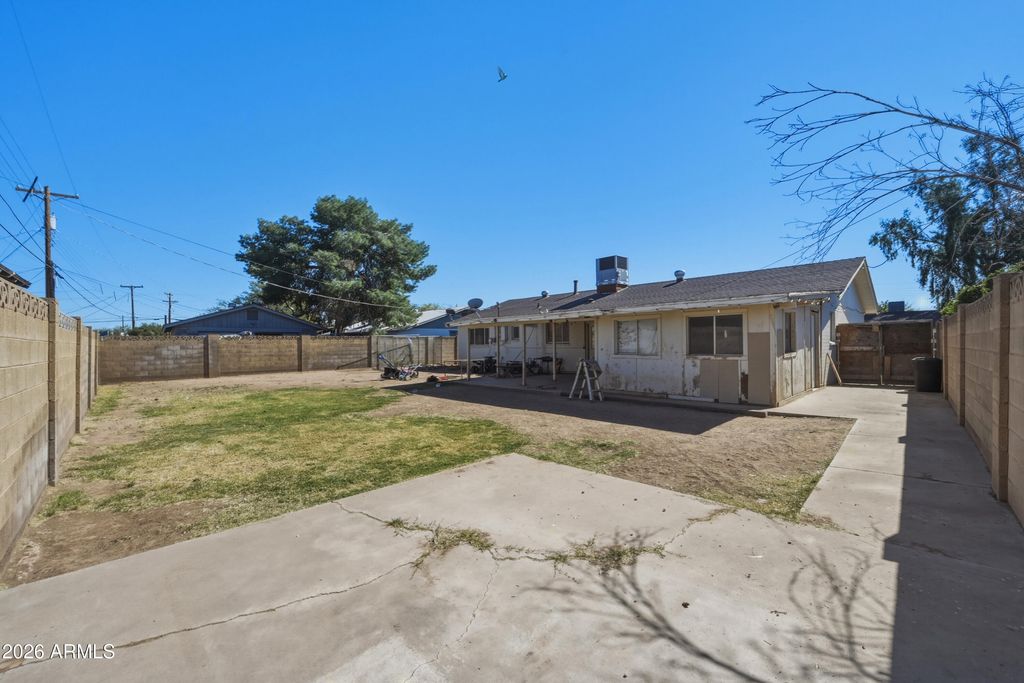 Image 18 of property listing at 4832 W EARLL Drive, Phoenix, AZ 85031