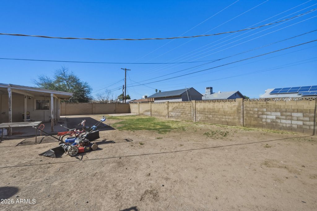 Image 2 of property listing at 4832 W EARLL Drive, Phoenix, AZ 85031