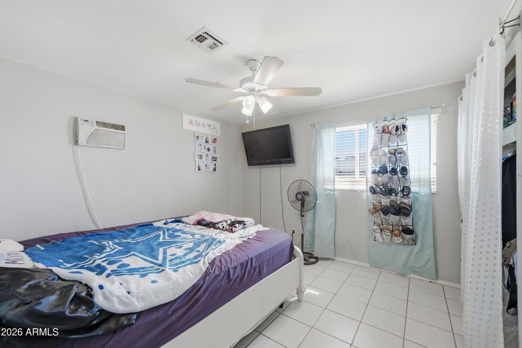 Image 3 of property listing at 4832 W EARLL Drive, Phoenix, AZ 85031