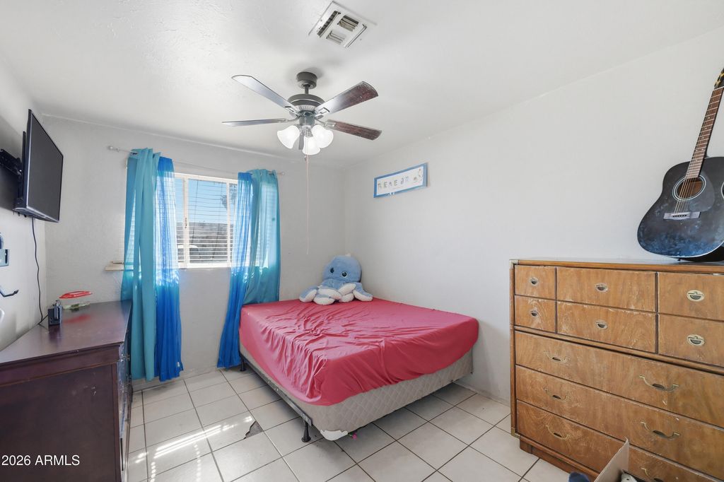 Image 4 of property listing at 4832 W EARLL Drive, Phoenix, AZ 85031