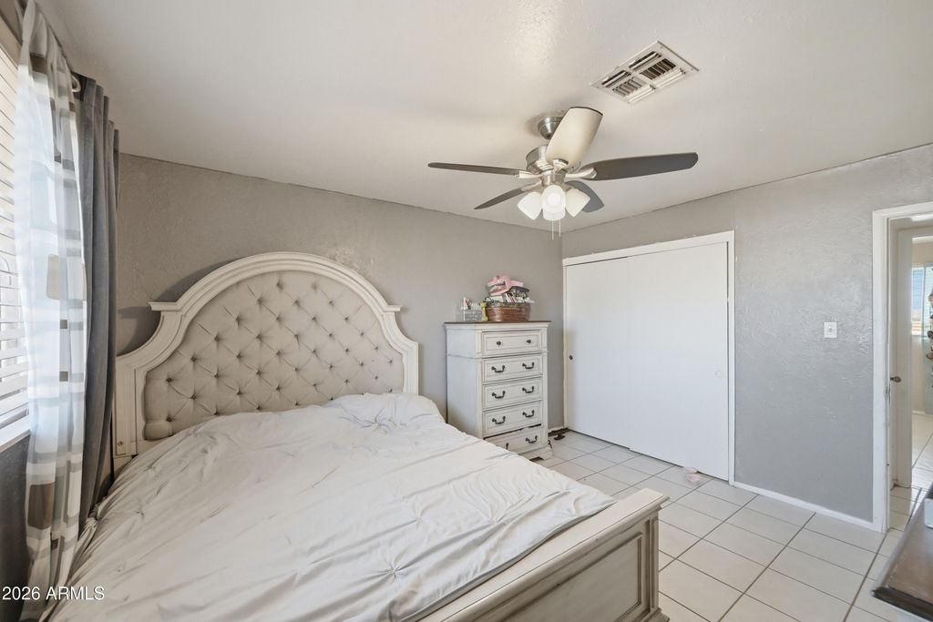 Image 5 of property listing at 4832 W EARLL Drive, Phoenix, AZ 85031