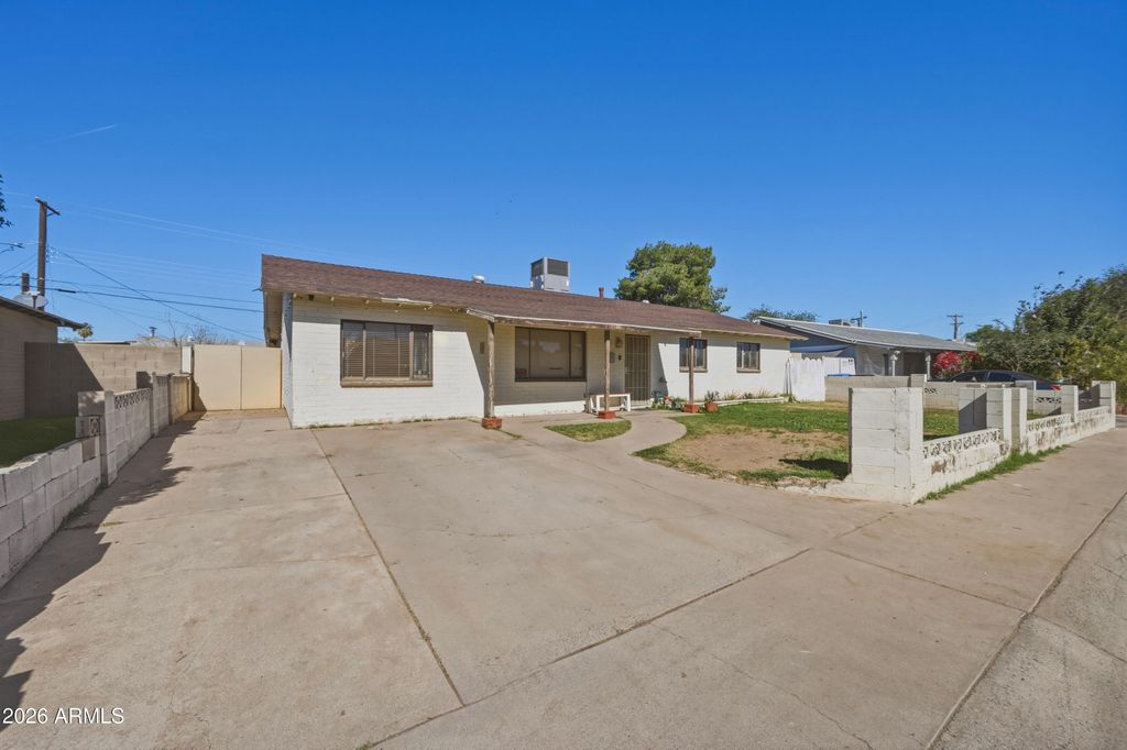 Image 9 of property listing at 4832 W EARLL Drive, Phoenix, AZ 85031