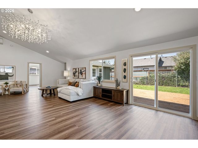 1550 S St, Springfield, OR 97477