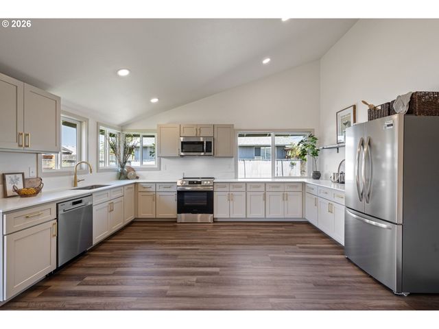 1550 S St, Springfield, OR 97477