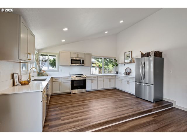 1550 S St, Springfield, OR 97477