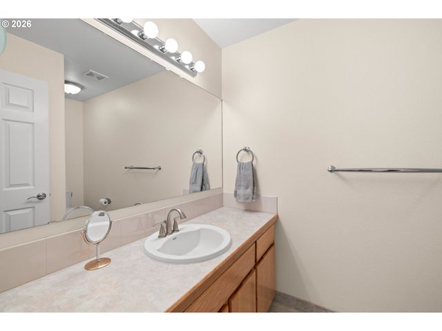 5867 Se SNOWBERRY Ct, Hillsboro, OR 97123