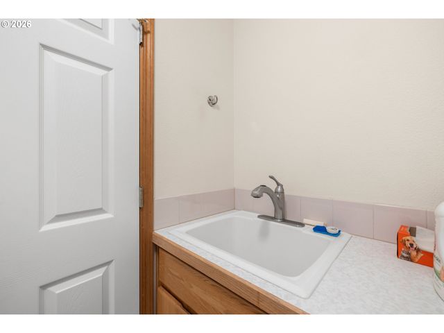 5867 Se SNOWBERRY Ct, Hillsboro, OR 97123
