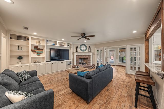 1800 Trail Lake Drive, Euless, TX 76039