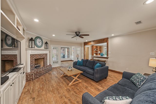 1800 Trail Lake Drive, Euless, TX 76039