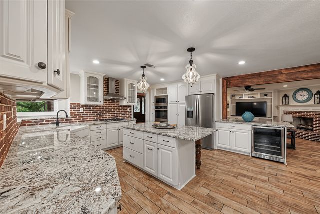 1800 Trail Lake Drive, Euless, TX 76039