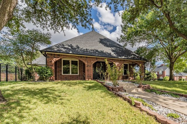 1800 Trail Lake Drive, Euless, TX 76039