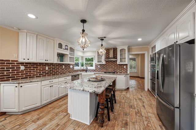 1800 Trail Lake Drive, Euless, TX 76039