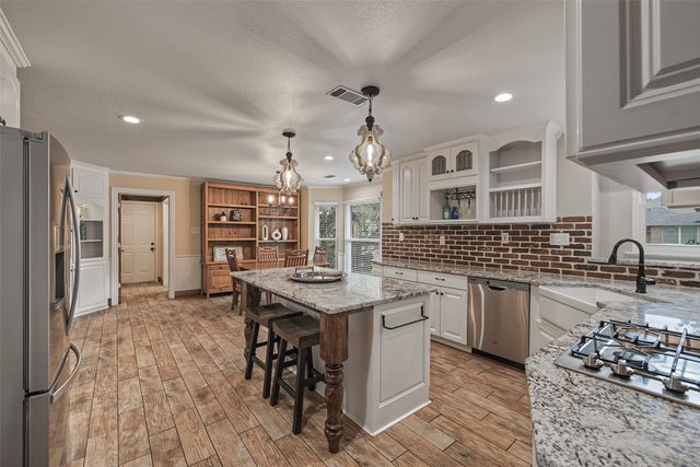 1800 Trail Lake Drive, Euless, TX 76039