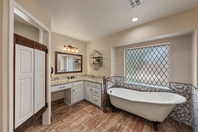 1800 Trail Lake Drive, Euless, TX 76039