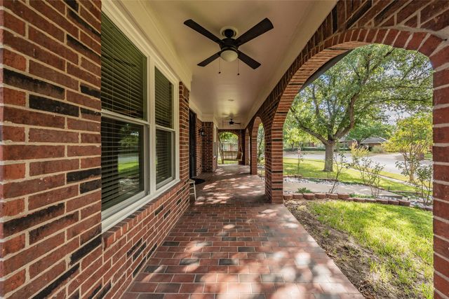 1800 Trail Lake Drive, Euless, TX 76039