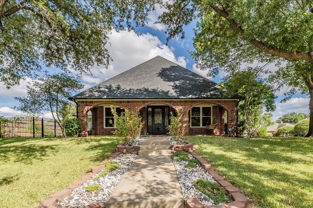 1800 Trail Lake Drive, Euless, TX 76039