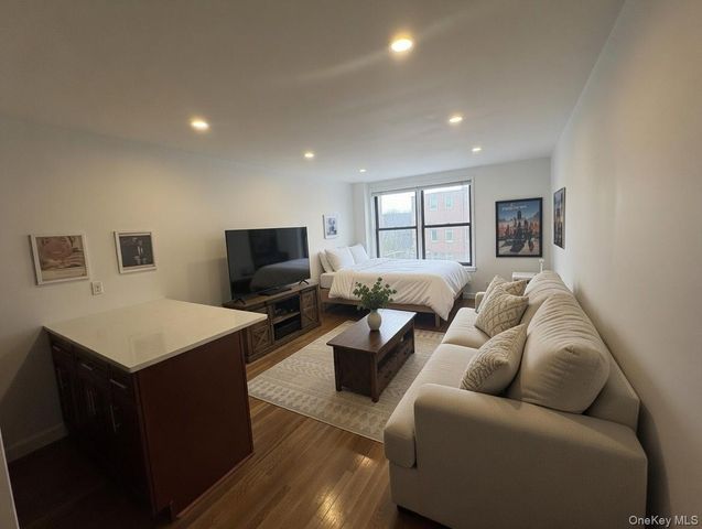 131-11 Kew Gardens Road 4B, Richmond Hill, NY 11418