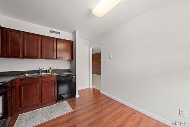 1934 Greenpoint Drive 203, Kirkwood, MO 63122