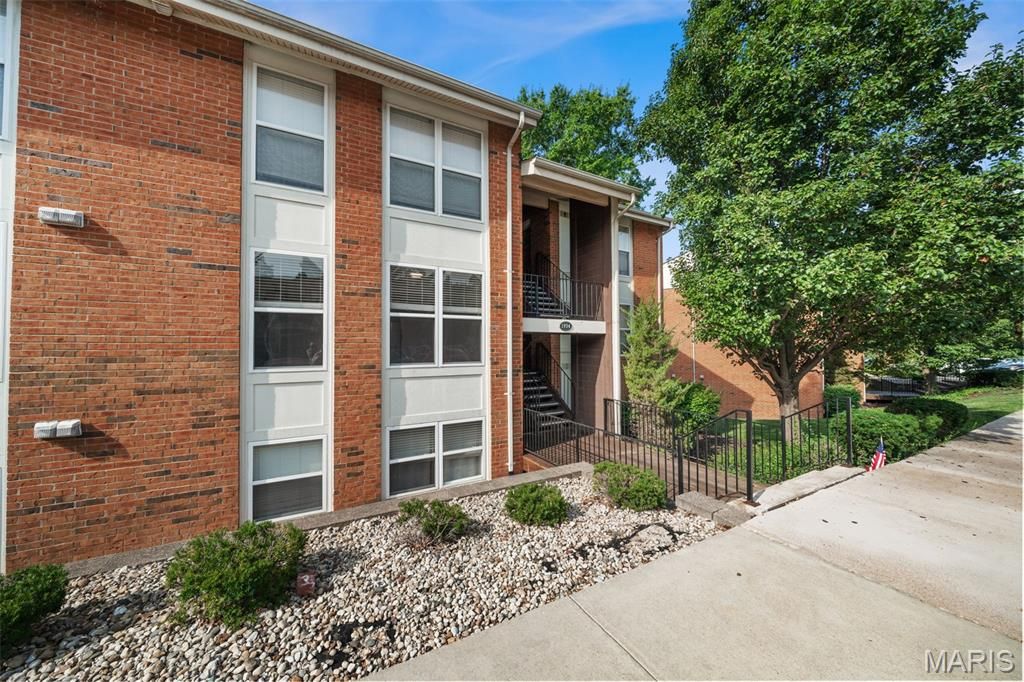 1934 Greenpoint Drive 203, Kirkwood, MO 63122