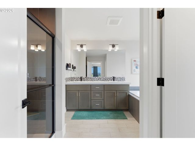 8177 Se AGATE St, Hillsboro, OR 97123