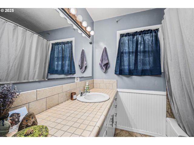 1735 MINDA Dr, Eugene, OR 97401