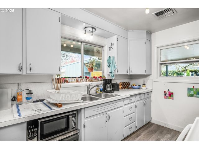 1735 MINDA Dr, Eugene, OR 97401