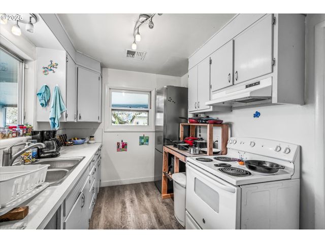 1735 MINDA Dr, Eugene, OR 97401